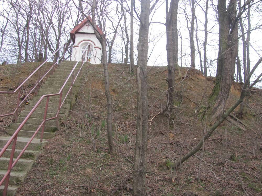 Co jeszcze kryje tajemnicze wzgórze z kapliczką?