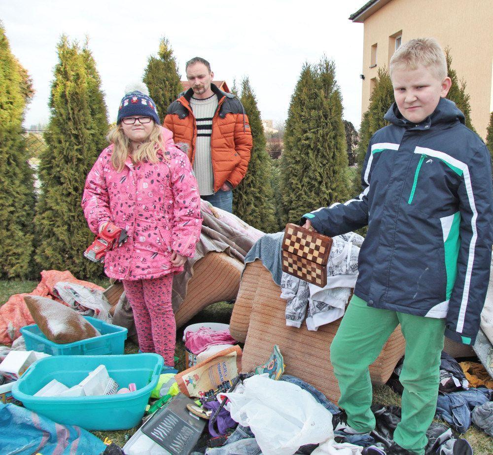 Ich domy zalały fekalia. Ścieki wypływały ze zlewu i muszli klozetowej 