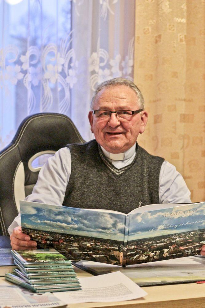 Kapłan, aktor, poeta i reżyser w jednej osobie