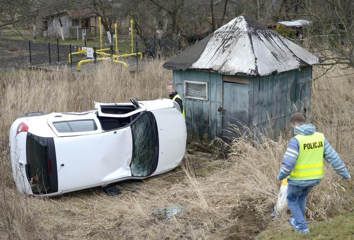 Wypadek na skrzyżowaniu. Ranni matka i dziecko [ZDJĘCIA]