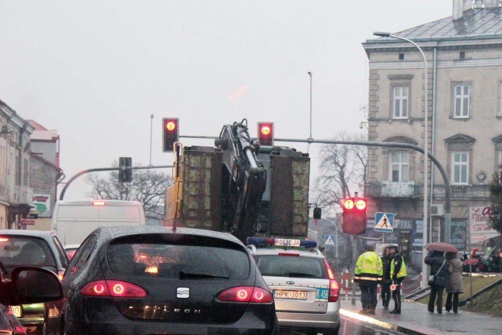Korek na skrzyżowaniu po awarii ciągnika wiozącego koparkę 