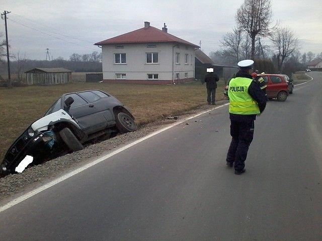 Zderzenie na łuku drogi. Sprawca kolizji był pijany