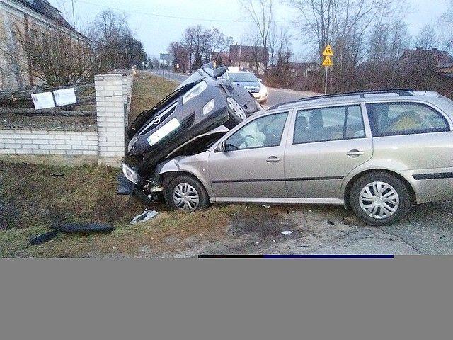 Zderzenie pojazdów na skrzyżowaniu