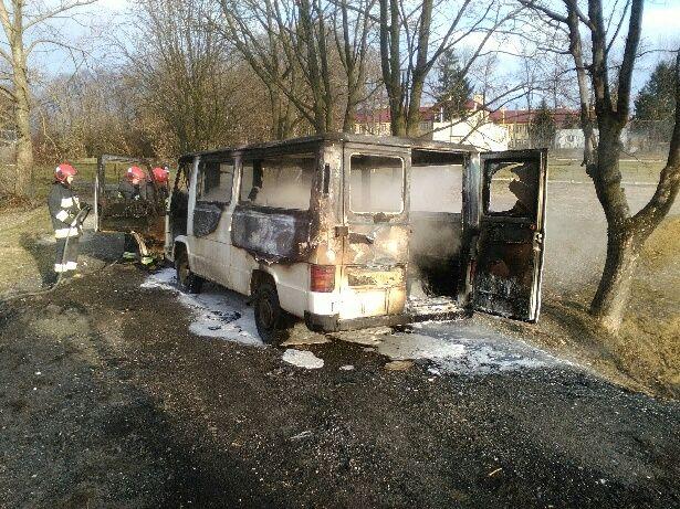 W Orłach doszczętnie spłonął bus [ZDJĘCIA]