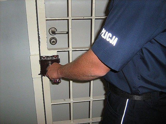 Włamywacz zaklinował się podczas ucieczki
