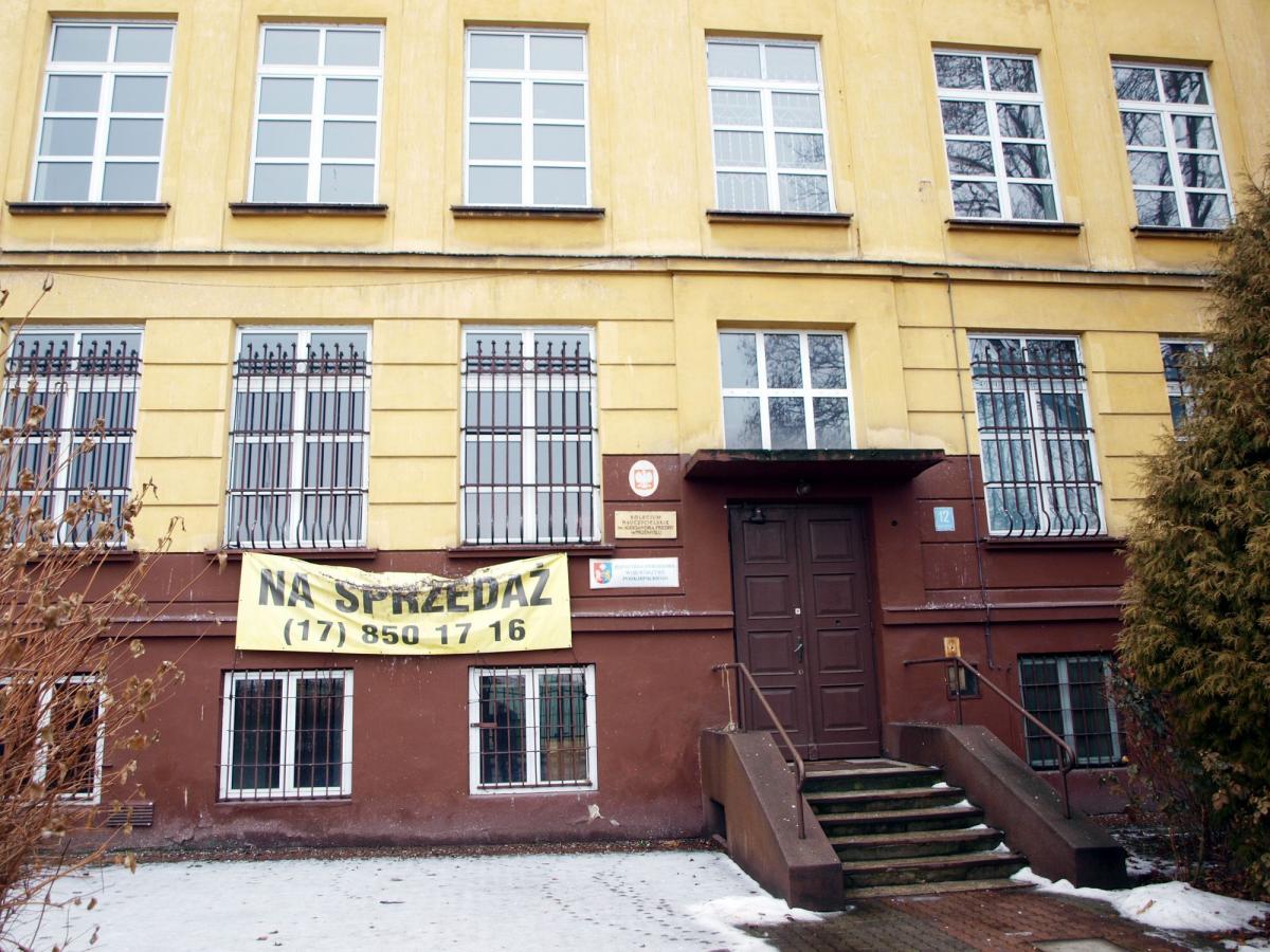 Co dalej z budynkiem byłego kolegium nauczycielskiego?