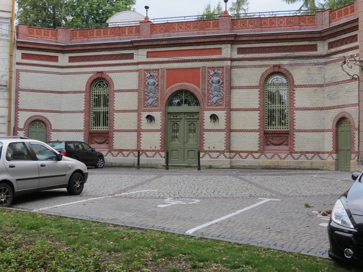 Ułan z huzarem przy Bramie Rycerskiej. Bez koni
