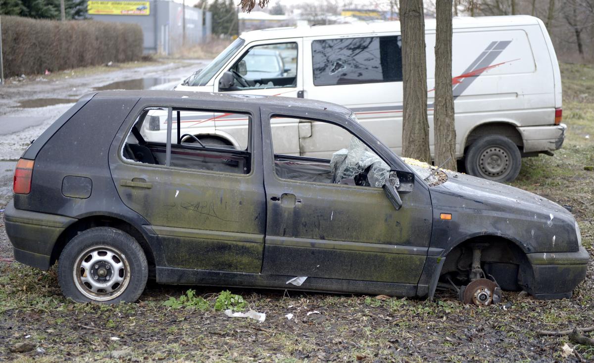 Wraki samochodów szpecą osiedle