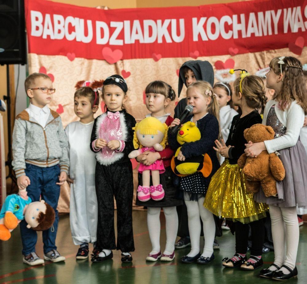 Seniorzy tłumnie przybyli do szkoły na swoje święto
