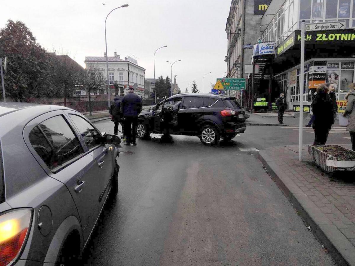 Kolizja na skrzyżowaniu w Jarosławiu [ZDJĘCIA INTERNAUTKI]