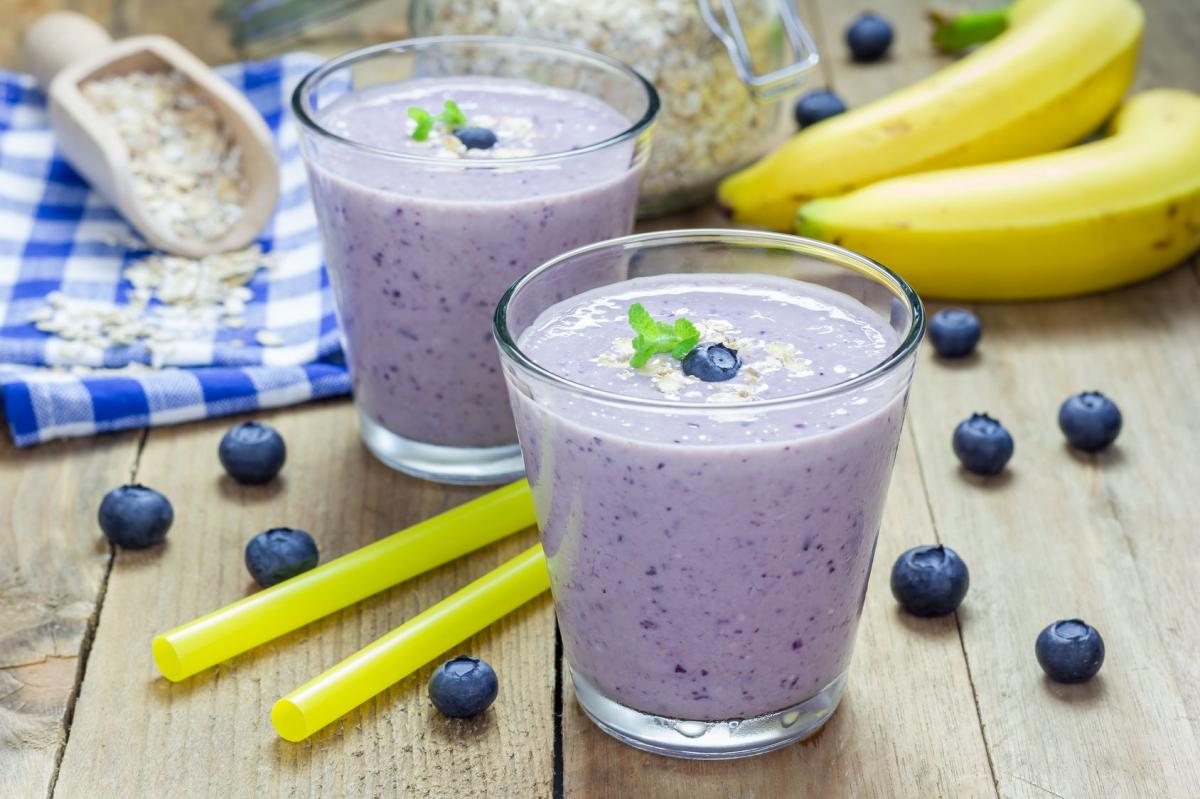 Koktajl bananowo-jagodowy z dodatkiem otrębów owsianych
