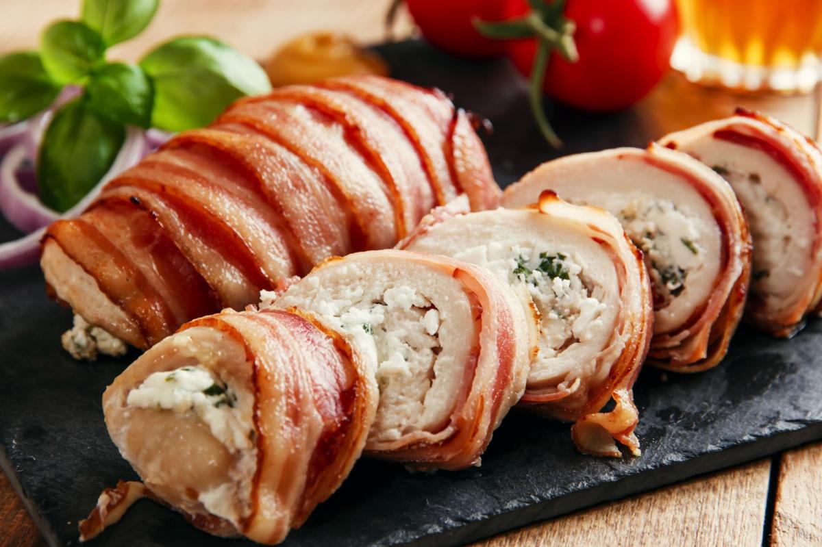 Piersi z kurczaka faszerowane gorgonzolą i otulone boczkiem