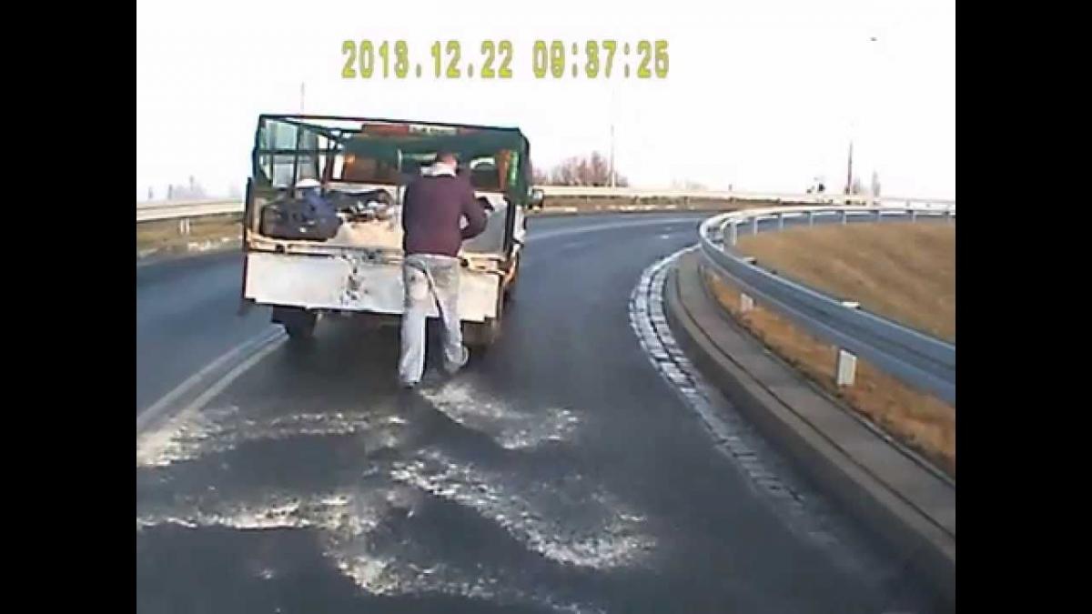 Śnieg pada, drogowcy znów będą mieli pełne ręce roboty [WIDEO]
