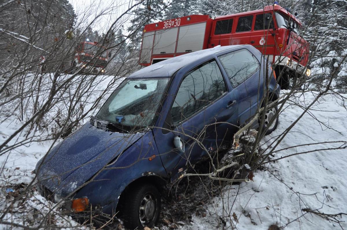 Volkswagen wypadł z drogi koło Cisowej [ZDJĘCIA]