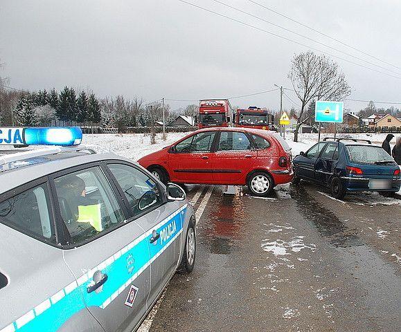 Zderzenie 2 pojazdów. Ucierpiał jeden z kierujących