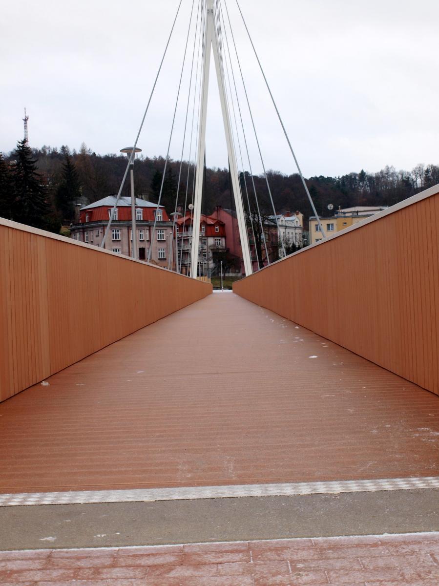 „Szklanka” na kładce pieszo-rowerowej. Nie posypią solą!