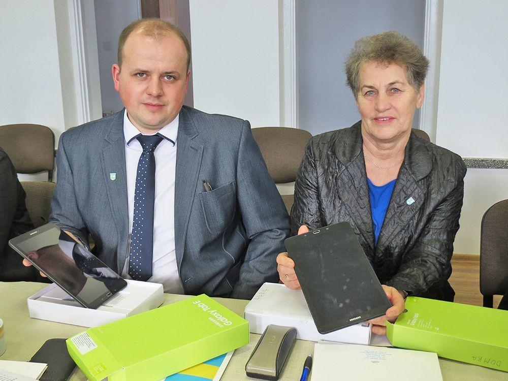 Koniec ze stertami dokumentów. Radni dostali tablety