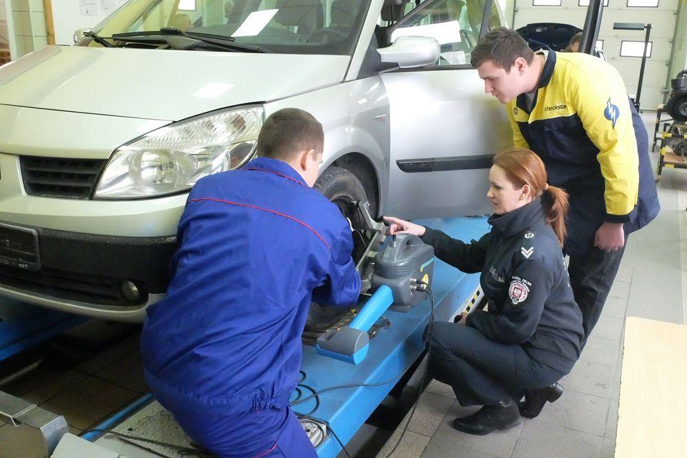 Uczniowie uczą się zawodu na autach przemytników