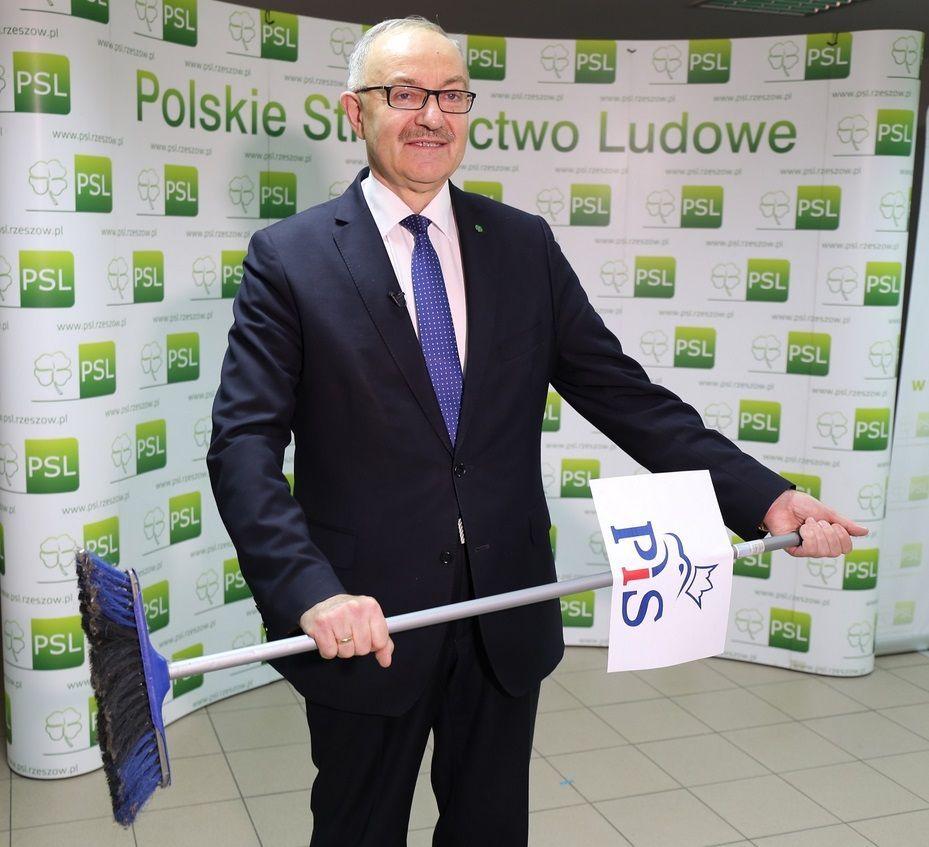 Poseł Kasprzak wieści koniec wolnych mediów publicznych