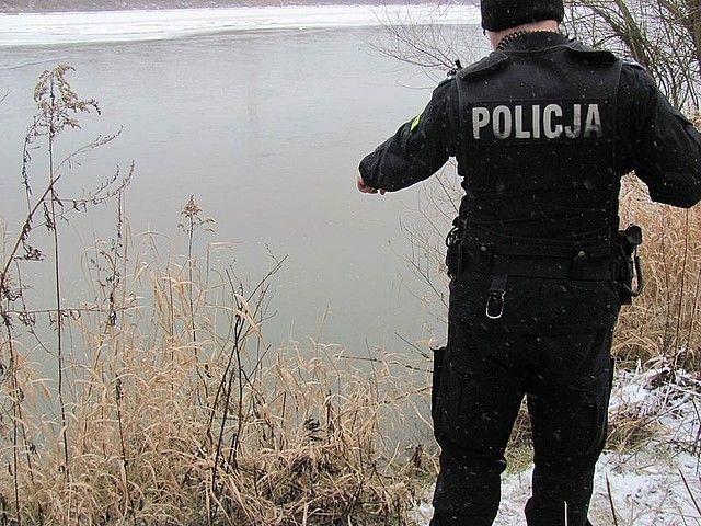Policjanci uratowali kobietę, która wpadła do Sanu