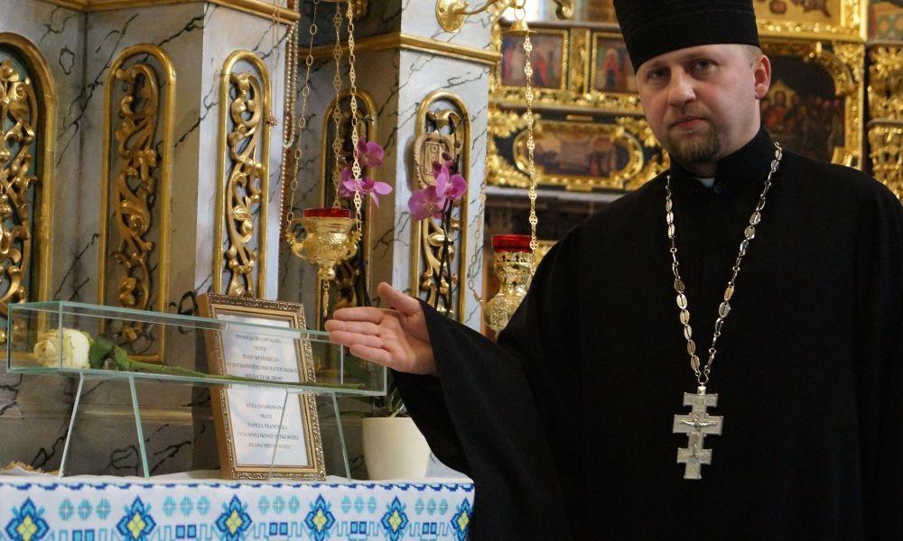 Matka Boża dba o różę darowaną przez papieża