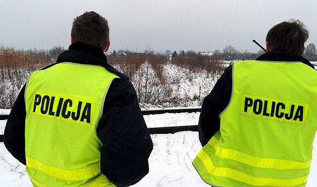 Policjanci uratowali przed wychłodzeniem mężczyznę śpiącego na chodniku 