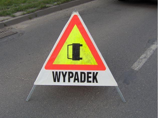 Volkswagen przygniótł 23-latka. Stan mężczyzny jest ciężki