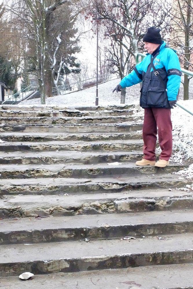 Mieszkańcy: Drogą prowadzącą na osiedle Kazanów nie da się przejść