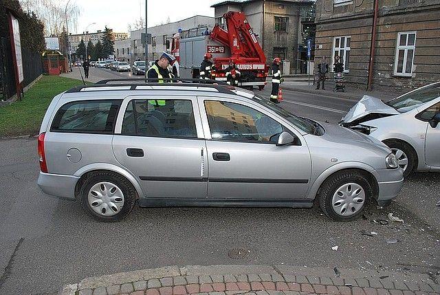 3 kierujące zderzyły się przed komendą policji. 5 osób odwieziono do szpitala [ZDJĘCIA]