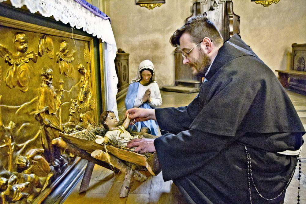 O tajemnicach szopki opowiada ojciec Rafał