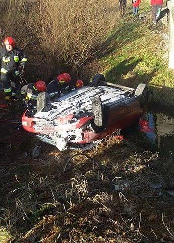 Nissan dachował w rowie. Kierowca w szpitalu [ZDJĘCIA]