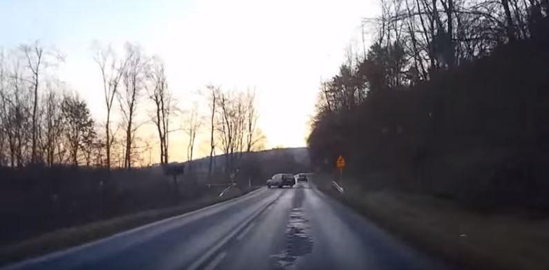 Poślizg na drodze do Krasiczyna [NAGRANIE Z WIDEOREJESTRATORA]
