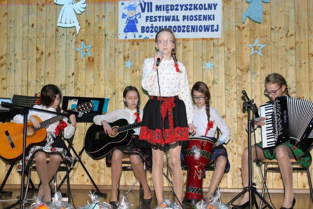Międzyszkolny Festiwal Piosenki Bożonarodzeniowej w Dobkowicach
