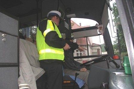 Autobusem z niesprawnym układem hamulcowym i kierowniczym wieźli dzieci