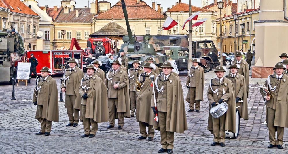 Święto wojsk rakietowych i artylerii. Haubice i opancerzone pojazdy wojskowe na Rynku [ZDJĘCIA]