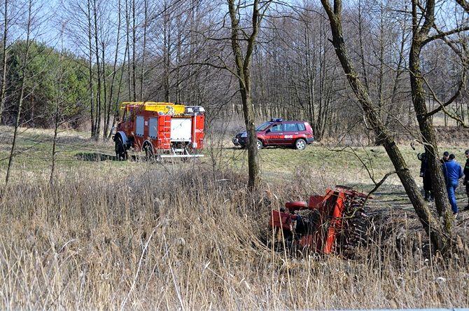 Śmiertelny wypadek podczas wycinki drzewa. Ciągnik przygniótł mężczyznę
