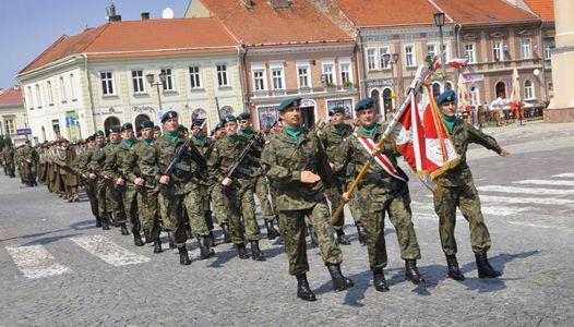 Koszary otwarte na zwiedzających, pokaz sprzętu wojskowego na Rynku