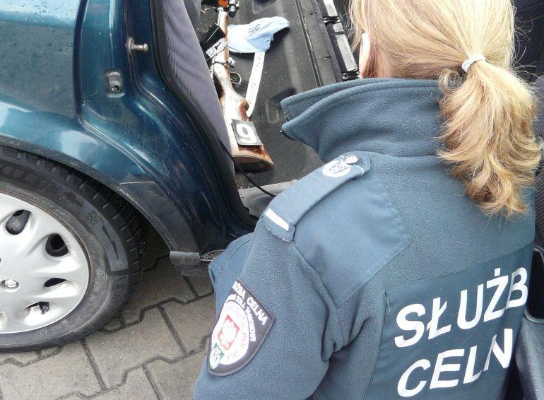 Mieszkaniec Podkarpacia chciał przewieźć przez granicę broń palną