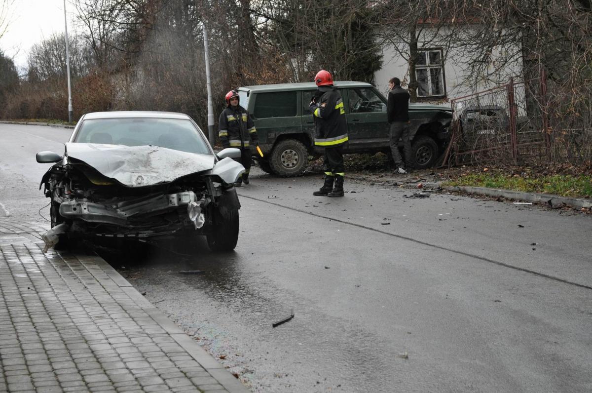 Zderzenie terenówki i osobowego renault [ZDJĘCIA]