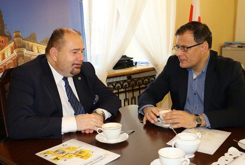 Jarosław rozwija przyjaźń z Nysą