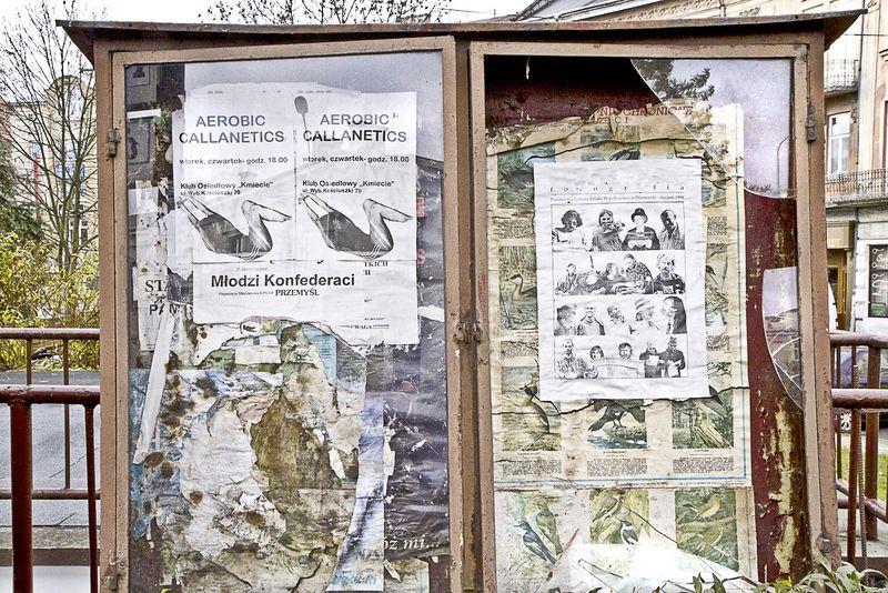 Okiem czepialskiego: Gablotka na Grunwaldziej, a w niej plakaty z 1998 roku