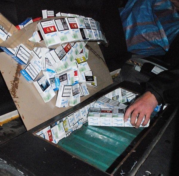 1,5 tys. paczek papierosów ukryto w specjalnych skrytkach
