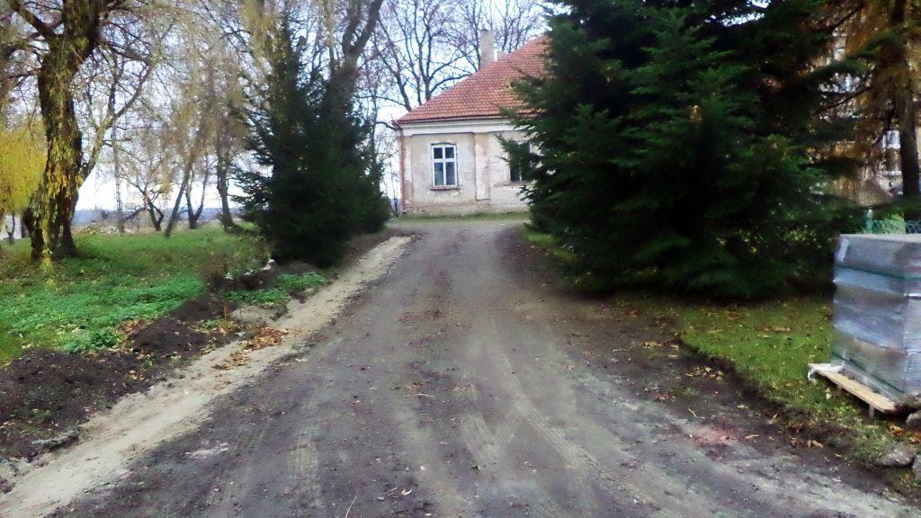 Asfaltowa droga przez środek... zabytku?