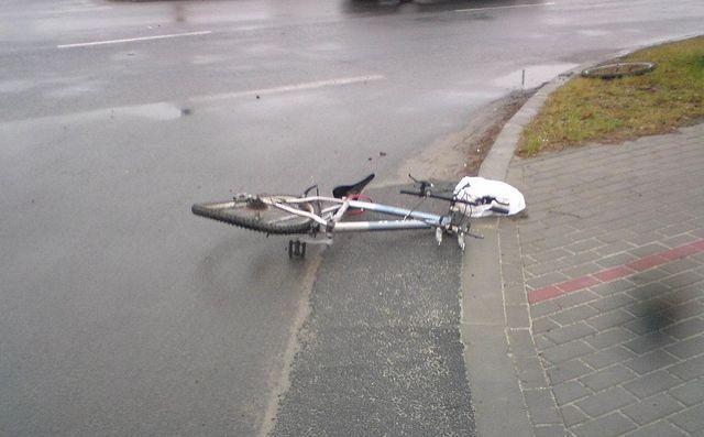 Potrącona przez samochód 62-letnia rowerzystka trafiła do szpitala