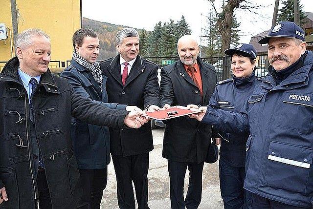 Uroczyste przekazanie nowego radiowozu kia ceed