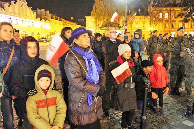 Świętowali przed podświetlonym na biało-czerwono ratuszem