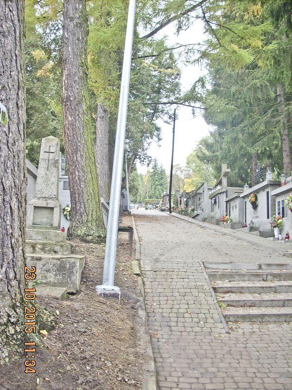 Latarnie na cmentarzu odchylają się od pionu. Czy tak zostanie?