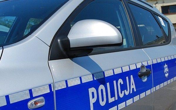 Czołowe zderzenie osobówki z ciężarówką. Jedna osoba nie żyje