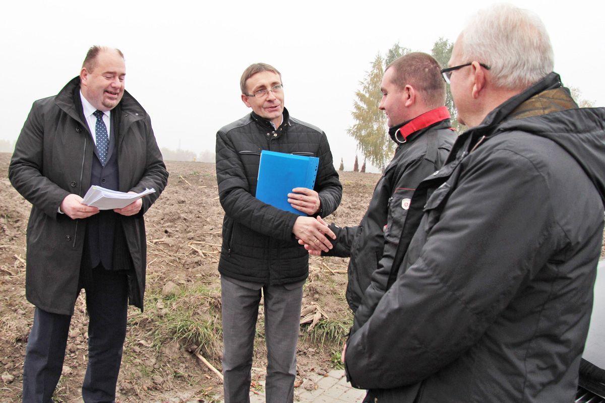 Budowa nowego cmentarza ruszyła. Działkę przejął wykonawca 