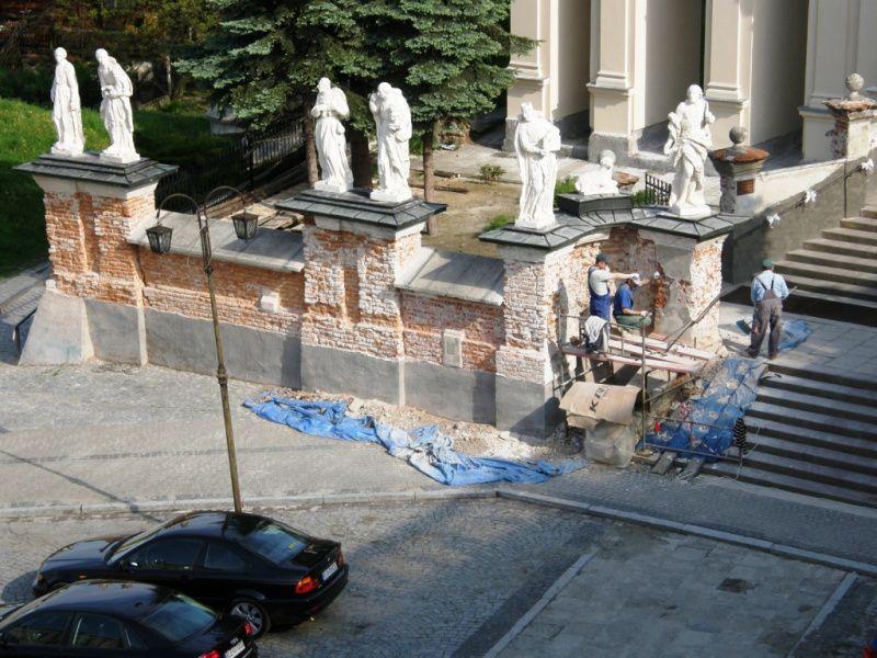 Zabezpieczają zabytkowy mur przy kolegiacie
